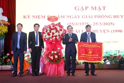 Đồng chí Bí thư Thành ủy, Chủ tịch Hội đồng nhân dân thành phố Lê Trường Lưu (thứ hai bên phải) tặng Cờ thi đua cho Đảng bộ huyện Phú Vang đạt hoàn thành xuất sắc nhiệm vụ tiêu biểu 5 năm liền (2020-2024). (Ảnh: Đức Hiền)