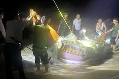 Công an xã Điền Hương cùng người dân hỗ trợ đưa 9 thuyền cá của ngư dân bị trôi dạt vào bờ. (ảnh: CTV)