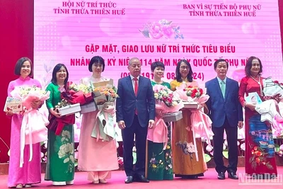 Lãnh đạo Thường trực Tỉnh ủy và Ủy ban nhân dân tặng hoa cho các nữ trí thức tiêu biểu
