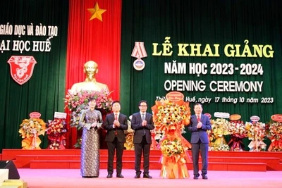 Đồng chí Lê Trường Lưu, Ủy viên Trung ương Đảng, Bí thư Tỉnh ủy, Chủ tịch Hội đồng nhân dân tỉnh, Trưởng đoàn đại biểu Quốc hội tỉnh tặng hoa chúc mừng Đại học Huế tại lễ khai giảng.