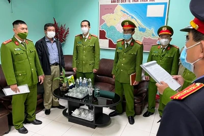 Cơ quan Công an đọc lệnh bắt tạm giam ông Hoàng Văn Đức (thứ 2 từ trái sang), nguyên Giám đốc CDC Thừa Thiên Huế theo quyết định của Cơ quan Cảnh sát điều tra Công an tỉnh Thừa Thiên Huế ngày 17/2/2023. (Ảnh: Công an cung cấp).