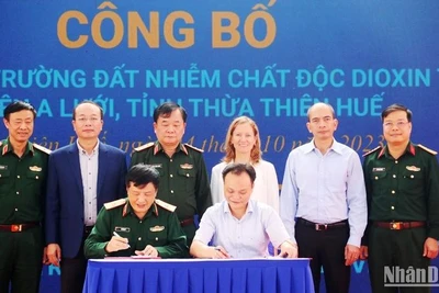 Binh chủng hóa học, Bộ Quốc phòng ký kết bàn giao đất sạch cho lãnh đạo huyện A Lưới.
