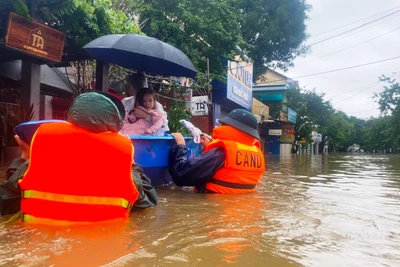 Cán bộ, chiến sĩ ngâm mình trong nước di dời người dân vùng ngập lũ ở Huế.