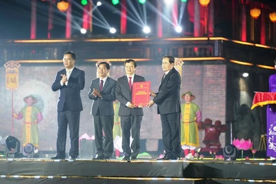 Chủ tịch Quốc hội Trần Thanh Mẫn trao Nghị quyết của Quốc hội về thành lập thành phố Huế trực thuộc Trung ương cho lãnh đạo tỉnh Thừa Thiên Huế.