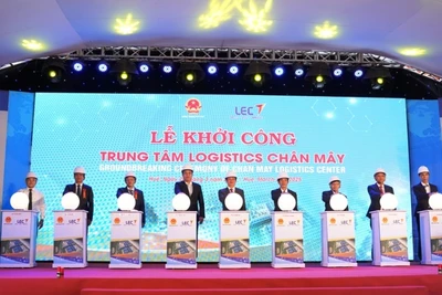 Lãnh đạo thành phố Huế và Tập đoàn LEC thực hiện nghi thức bấm nút khởi công dự án.