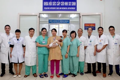 Người thân và đội ngũ y bác sĩ vui mừng sau khi trẻ sơ sinh được cứu sống. (Ảnh: BVH)