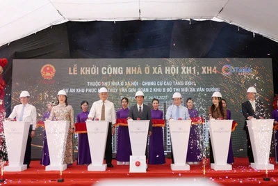 Lãnh đạo Bộ Xây dựng và lãnh đạo thành phố thực hiện nghi thức khởi công dự án nhà ở xã hộ tại Khu phức hợp Thủy Vân giai đoạn 2.