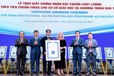 Tổng giám đốc FIBAA, Diane Freiberger trao Chứng nhận đạt chuẩn chất lượng cho Trường đại học Kinh tế quốc dân.