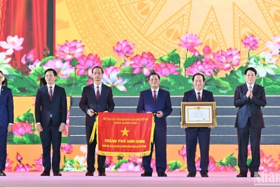 Chủ tịch nước Lương Cường trao danh hiệu Thành phố Anh hùng cho thành phố Hải Phòng (ẢNH: THỦY NGUYÊN)