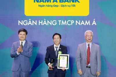 Đại diện Nam A Bank nhận giải thưởng tại chương trình.