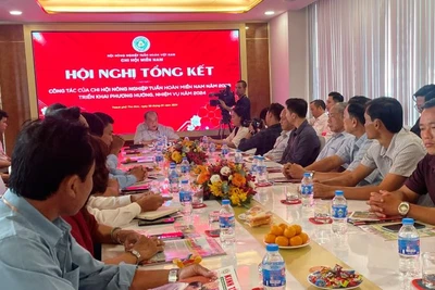 Các hội viên Chi hội nông nghiệp tuần hoàn miền nam nghe chia sẻ về cách thức triển khai hiệu quả nông nghiệp hữu cơ.