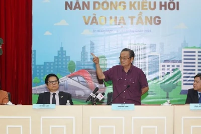 Các đại biểu chủ tọa tại tọa đàm “Nắn dòng kiều hối vào hạ tầng”. (Ảnh SGGP)