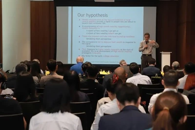 Các học giả quốc tế, chia sẻ thông tin tại Hội thảo “Các thị trường vốn quốc tế và những lựa chọn chính sách của các nền kinh tế mới nổi”.