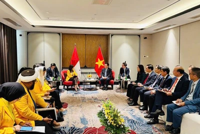 Bà Meutya Viada Hafid, Phó Chủ tịch Đảng Golkar, Bộ trưởng Bộ Truyền thông và Chuyển đổi số Indonesia (trái) và GS,TS Nguyễn Xuân Thắng, Ủy viên Bộ Chính trị, Giám đốc Học viện Chính trị quốc gia Hồ Chí Minh, Chủ tịch Hội đồng Lý luận Trung ương trao đổi tại buổi làm việc. (Ảnh: Cổng Thông tin Học viện Chính trị quốc gia Hồ Chí Minh)