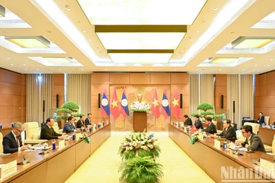 Chủ tịch Quốc hội Trần Thanh Mẫn và Thủ tướng Lào Sonexay Siphandone cùng các đại biểu tại hội kiến. (Ảnh: DUY LINH)