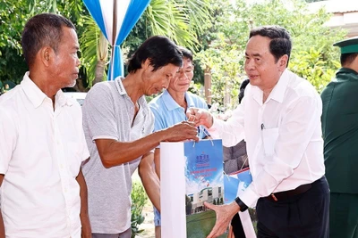 Chủ tịch Quốc hội Trần Thanh Mẫn đến thăm, tặng quà Tết Nguyên đán Ất Tỵ cho hộ chính sách, hộ nghèo, dân tộc thiểu số và chiến sỹ ở Đồn Biên phòng Mỹ Long của tỉnh Trà Vinh.