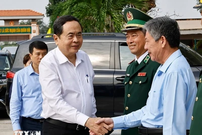 Chủ tịch Quốc hội Trần Thanh Mẫn thăm cán bộ chiến sĩ Đồn Biên phòng Mỹ Long. (Ảnh: Doãn Tấn/TTXVN) 