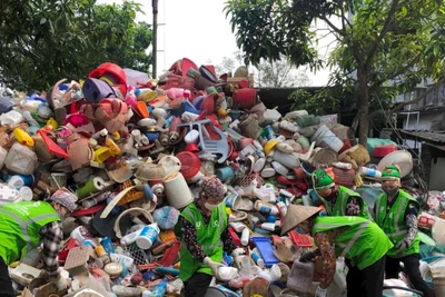 Công nhân đang phân loại rác thải nhựa phục vụ công tác tái chế tại một điểm tập kết ở Thủ đô Hà Nội. (Ảnh VIETCYCLE)