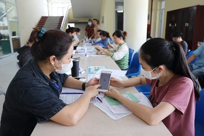 Nhân viên Trung tâm Dịch vụ việc làm tỉnh hướng dẫn người dân đăng ký hồ sơ đề nghị hưởng trợ cấp thất nghiệp trên Cổng dịch vụ công Quốc gia.