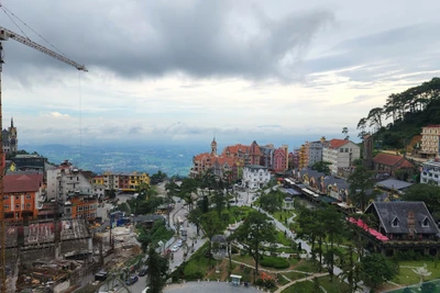 Nhiều ngân hàng đã triển khai các gói vay mua nhà, đầu tư bất động sản với lãi suất hấp dẫn. (Ảnh: THẾ KHẢI)