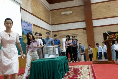 Lễ tiếp nhận tiền ủng hộ của các tổ chức, cá nhân dành cho đồng bào bị thiệt hại do bão lũ tại Việt Nam diễn ra trong khuôn viên Đại sứ quán ở Thủ đô Phnom Penh