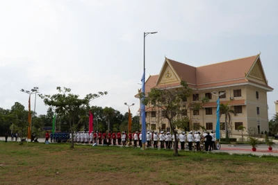 Lễ trao tặng Huân chương Hữu nghị được tổ chức tại Bộ Tư lệnh Lục quân, Phnom Penh. (Ảnh: NGUYỄN HIỆP)