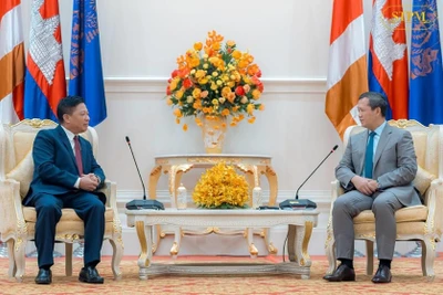 Đại sứ Việt Nam Nguyễn Huy Tăng đến chào Thủ tướng Vương quốc Campuchia Hun Manet. (Ảnh: Fresh News)