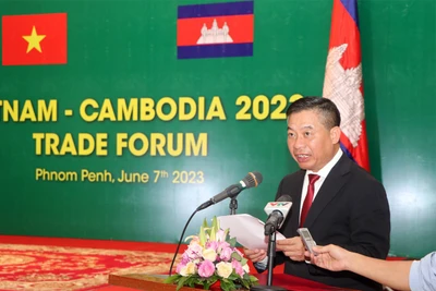 Đại sứ Nguyễn Huy Tăng phát biểu. Ảnh: SƠN XINH