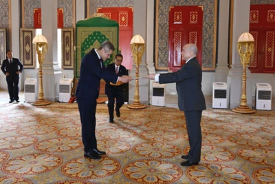 Đại sứ Nguyễn Minh Vũ (trái) trình Quốc thư lên Quốc vương Campuchia Norodom Sihamoni. (Ảnh: Hoàng cung Campuchia)