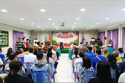 Buổi trao quà Tết diễn ra tại trụ sở Hội Khmer-Việt Nam tại Campuchia ở Phnom Penh. (Ảnh: NGUYỄN HIỆP)