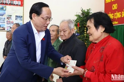 Phó Chủ tịch Quốc hội Trần Quang Phương thăm, chúc Tết, tặng quà cho nhân dân xã Đắk Búk So, huyện biên giới Tuy Đức, tỉnh Đắk Nông.