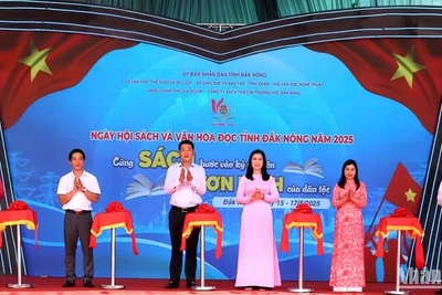 Lãnh đạo tỉnh Đắk Nông và các đại biểu tham dự thực hiện nghi thức Khai mạc Ngày hội Sách và Văn hóa đọc tỉnh Đắk Nông năm 2025.