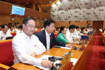 Đại biểu Hội đồng nhân dân thành phố Hà Nội bấm nút biểu quyết thông qua quyết sách của thành phố.