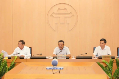 Lãnh đạo Ủy ban nhân dân thành phố Hà Nội họp bàn về việc sắp xếp tổ chức bộ máy của thành phố.