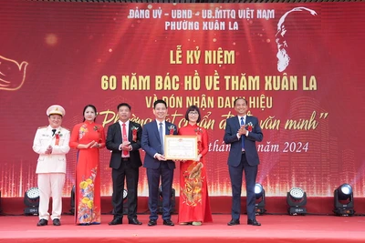 Chủ tịch UBND quận Tây Hồ Nguyễn Đình Khuyến trao danh hiệu "Phường đạt chuẩn đô thị văn minh" cho Đảng bộ, chính quyền và nhân dân phường Xuân La.