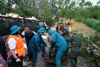 Các lực lượng chức năng quận Tây Hồ hỗ trợ các hộ dân ở bãi giữa sông Hồng sơ tán vào nơi an toàn.