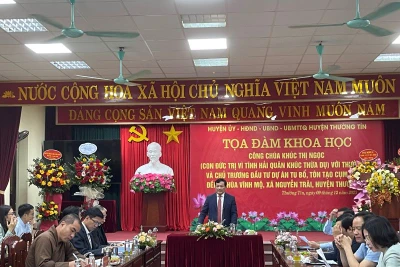 Các nhà khoa học, các đại biểu dự tọa đàm khoa học về chủ trương đầu tư dự án tu bổ, tôn tạo cụm di tích đền-chùa Vĩnh Mộ, xã Nguyễn Trãi.