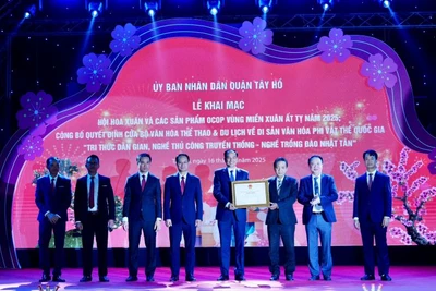 Lãnh đạo quận Tây Hồ, phường Nhật Tân đón nhận di sản văn hóa phi vật thể "tri thức dân gian, nghề thủ công truyền thống-nghề trồng đào Nhật Tân".