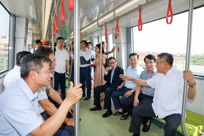 Chủ tịch Ủy ban nhân dân thành phố Hà Nội trải nghiệm đi tàu điện đoạn trên cao tuyến đường sắt đô thị Nhổn-ga Hà Nội.