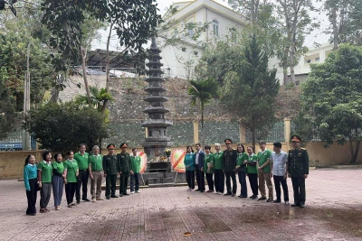 Ban liên lạc Truyền thống Tây Tiến dâng hương tưởng niệm các anh hùng liệt sĩ Tây Tiến đã chiến đấu, hy sinh trong cuộc kháng chiến chống thực dân Pháp.