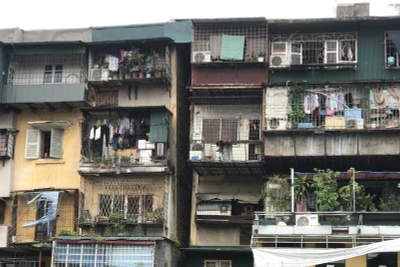 Hình ảnh chung cư nguy hiểm G6A Giảng Võ những năm trước, khi các hộ dân chưa chuyển đến nơi tạm cư.