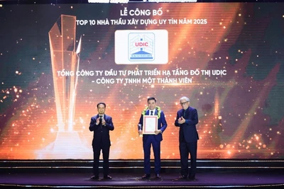 Ông Đỗ Tiến Lợi - Phó Tổng Giám đốc Tổng công ty UDIC vinh dự nhận Cúp và Giấy chứng nhận từ Ban Tổ chức. (Ảnh: TRUNG KIÊN)