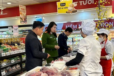 Đoàn kiểm tra liên ngành an toàn thực phẩm của thành phố Hà Nội kiểm tra một siêu thị trên địa bàn quận Tây Hồ. (Ảnh: Thu Trang) 