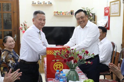 Chủ tịch Ủy ban nhân dân thành phố Hà Nội Trần Sỹ Thanh thăm hỏi gia đình người có công tại quận Hà Đông nhân dịp kỷ niệm 76 năm Ngày Thương binh-Liệt sĩ.