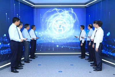 Các đại biểu thực hiện nghi thức khai trương Trung tâm Báo chí Thủ đô Hà Nội.