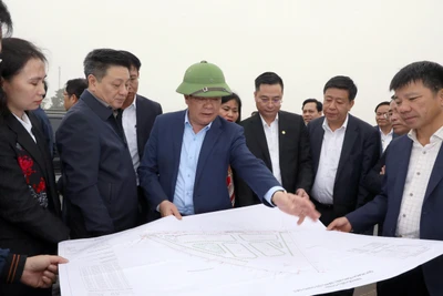 Bí thư Thành ủy Hà Nội Đinh Tiến Dũng cùng đoàn đi kiểm tra thực địa công tác giải phóng mặt bằng dự án đầu tư xây dựng đường Vành đai 4-Vùng Thủ đô Hà Nội tại huyện Thanh Oai. (Ảnh Duy Linh)