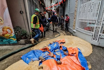 Sự cố phun trào đất, bùn và chất phụ gia trong quá trình khoan hầm đường sắt đô thị Nhổn-ga Hà Nội chiều 20/2 tại ngõ 7, phố Giang Văn Minh, quận Ba Đình, Hà Nội.