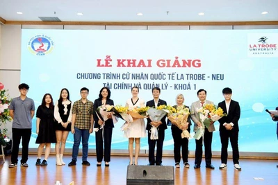 Các tân sinh viên tặng hoa chúc mừng lãnh đạo, giảng viên của 2 trường.