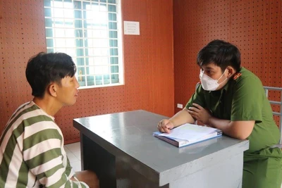 Các đối tượng bị Công an tạm giữ.