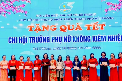 Trao quà Tết Quý Mão tặng 461 chi hội trưởng phụ nữ có hoàn cảnh khó khăn.